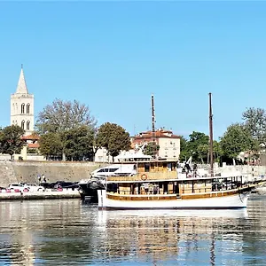 rhythm-floating-hostel-zadar.hotelinzadar.com/